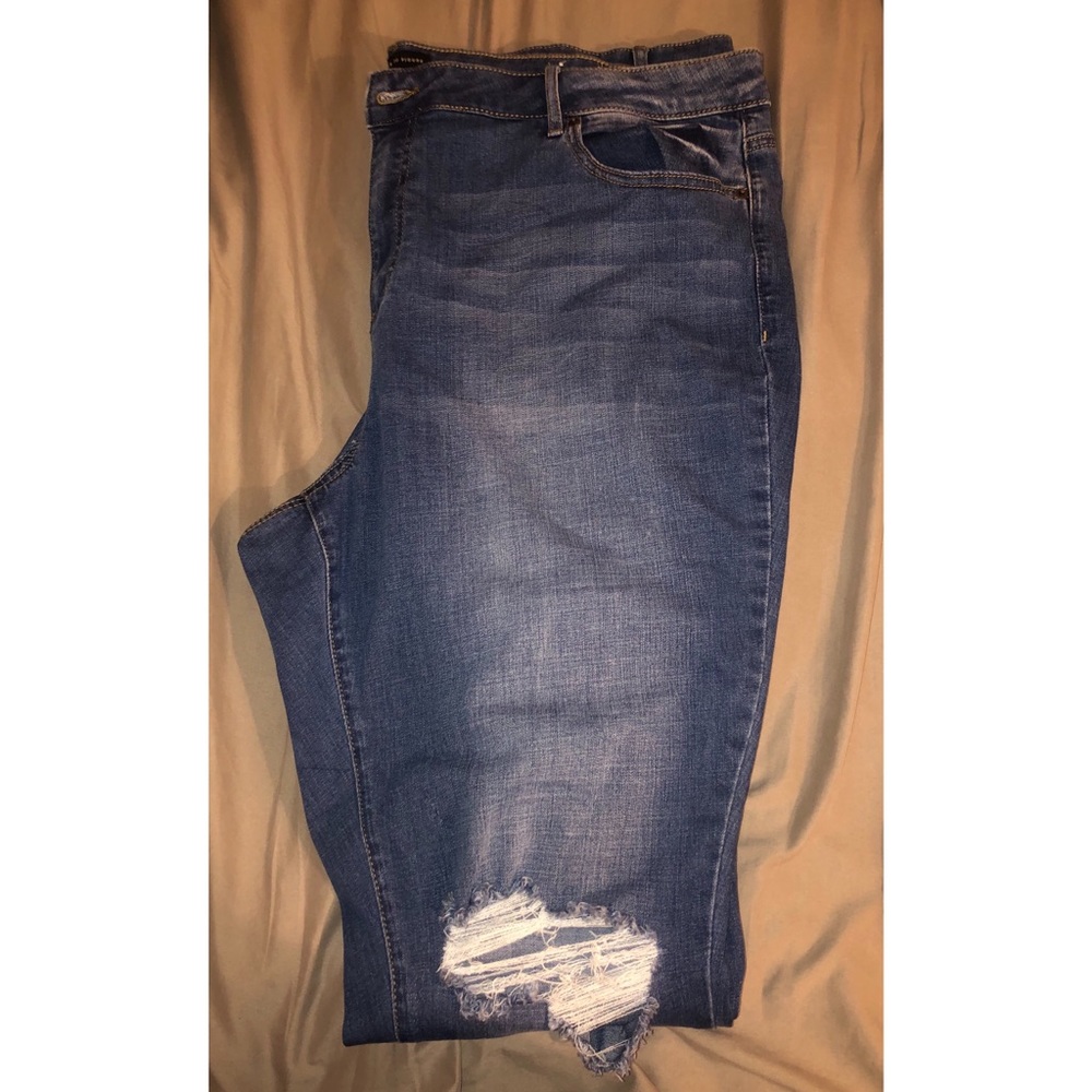 Medium rinse skinny jeans fashion to figure